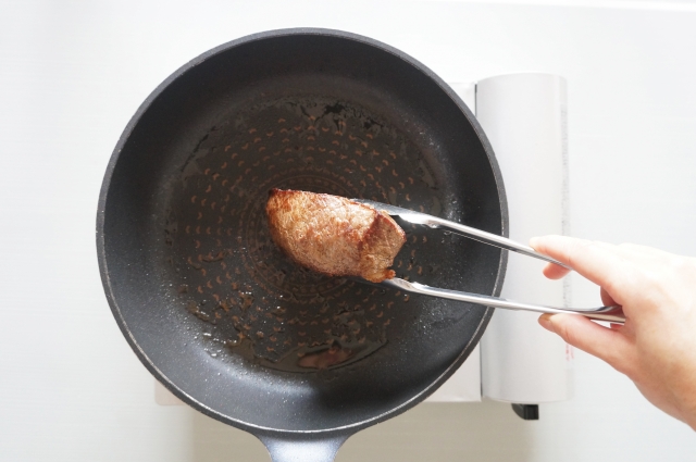 フライパンでのローストビーフの作り方
			「フライパンで肉を焼く」