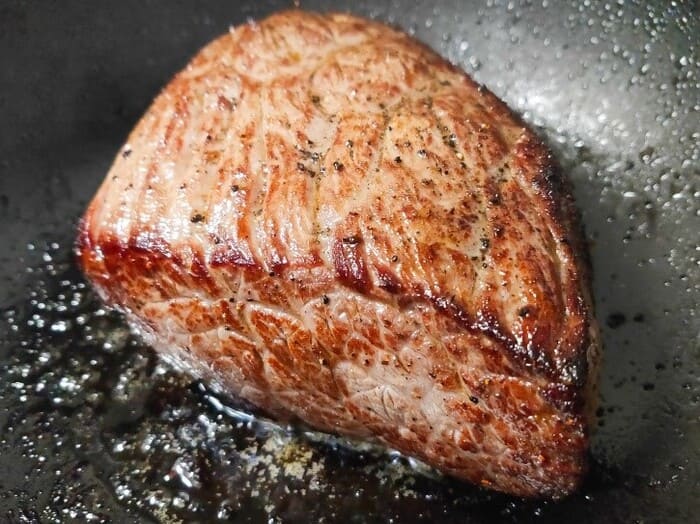 牛かたまり肉をフライパンで焼いて作るローストビーフ