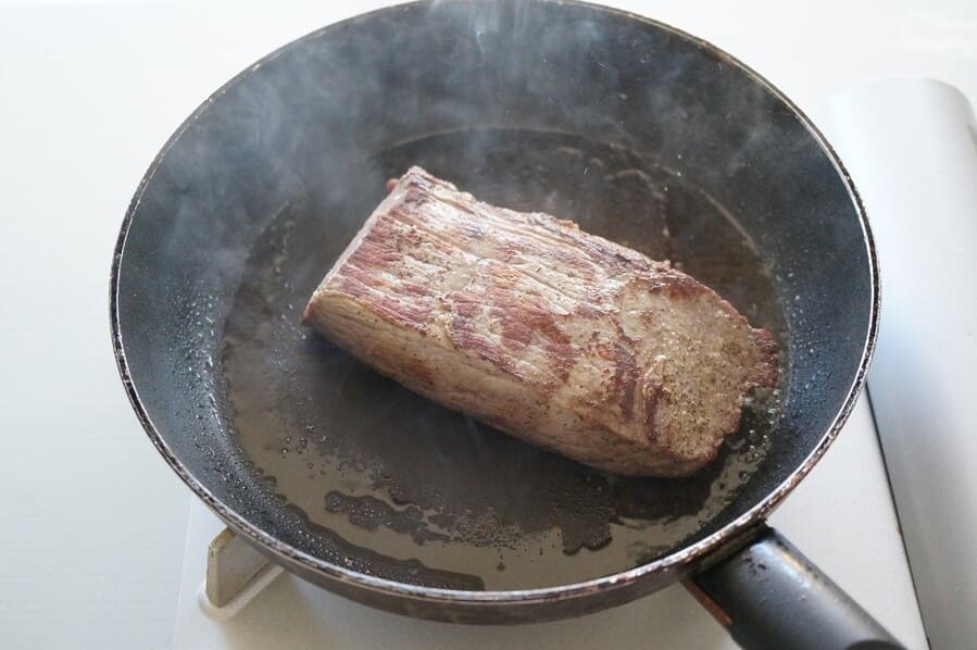 フライパンで焼き色を付けた後にアルミホイルに包んで作るローストビーフのレシピ