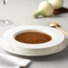 玉ねぎとテーブルコーディネートされた北海道産玉ねぎのオニオンスープ