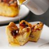 蜂蜜をかけている甘くないチーズケーキ ゴルゴンゾーラ＆ドライフルーツ